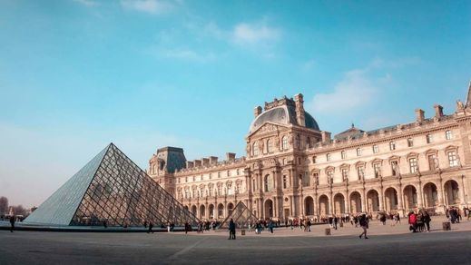 Robo inaudito en el Louvre: una banda de ladrones 'muy experimentados' roba joyas de Napoleón