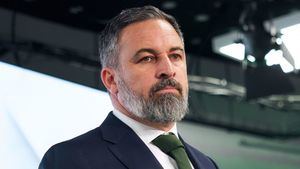 Abascal se niega a dar protagonismo a Junts y reclama que Vox y PP lideren la moción contra Sánchez