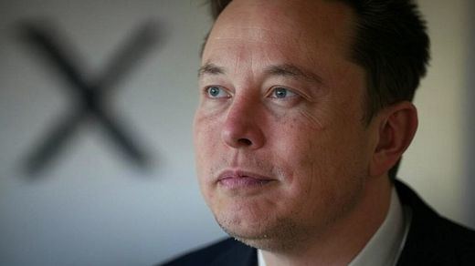 Elon Musk con el logo de X