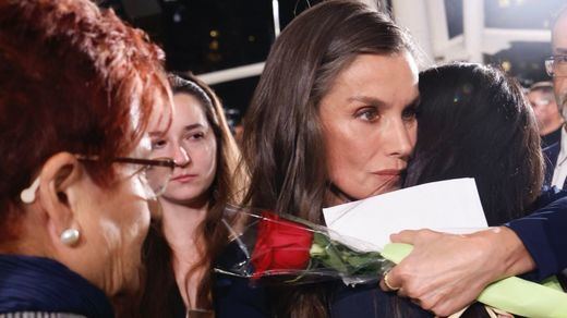 La reina Letizia, abrazando a una víctima de la DANA