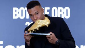 Mbappé, besando el premio de Bota de Oro