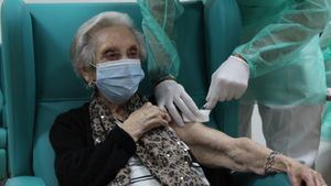 Fuengirola aglutina la vacunación contra la gripe y el covid a los mayores en un solo recinto