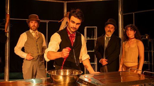 David Kelly, primero por la izquierda, junto al resto de actores de 'Jack el Destripador'