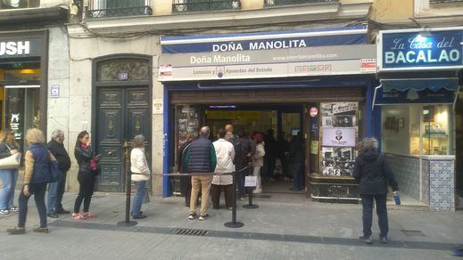 Esperas en Doña Manolita para comprar lotería de Navidad en Madrid