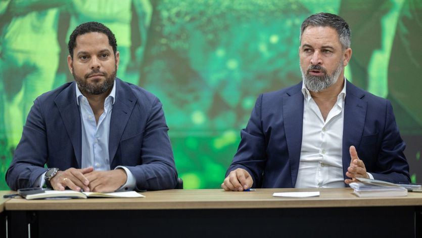 Santiago Abascal, líder de Vox, con su dirigente Ignacio Garriga
