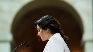 Ayuso recibe el alta tras abandonar la misa de la Almudena en ambulancia