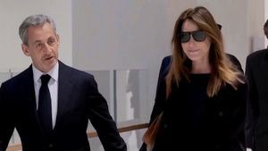 Nicolas Sarkozy ya está fuera de prisión, pero no podrá salir del país