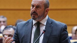 Un micro abierto en el Senado capta al presidente de la cámara alta diciendo "les importa 3 pollas en vinagre"