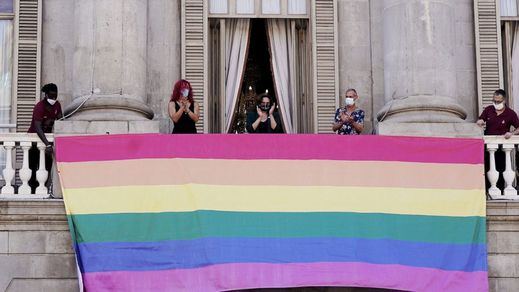 Ada Colau despliega bandera LGTBI en el Ayuntamiento de Barcelona
