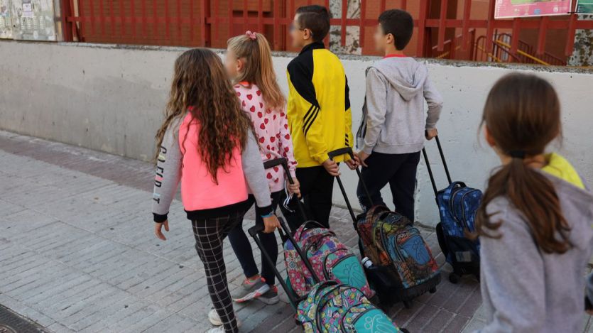 Niños yendo al colegio