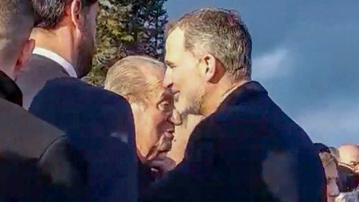 El Rey Felipe, con su padre Juan Carlos I en una foto de archivo, durante el entierro de Constantino de Grecia en 2023