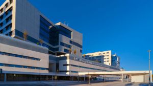 El Hospital 12 de Octubre de Madrid ve demoler su emblemática torre