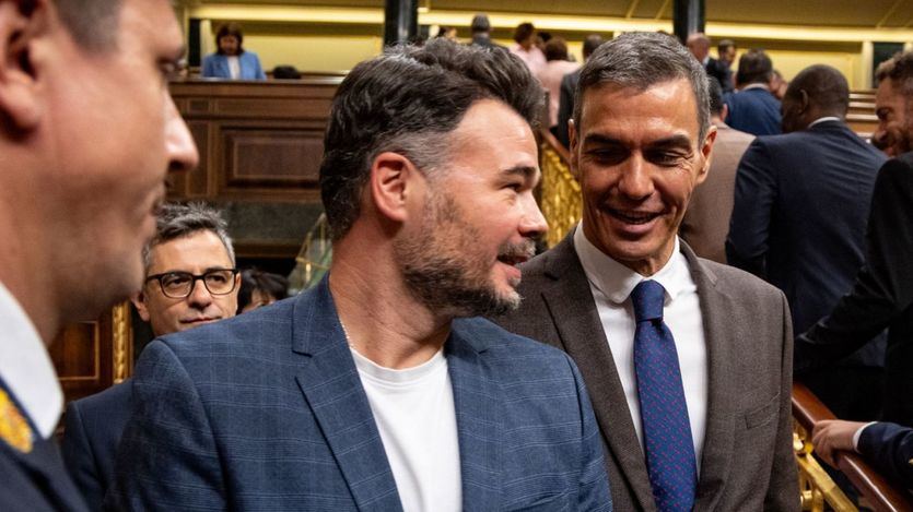 Pedro Sánchez, charlando con Gabriel Rufián en el Congreso