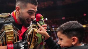 Ilia Topuria, tras un combate, con su hijo