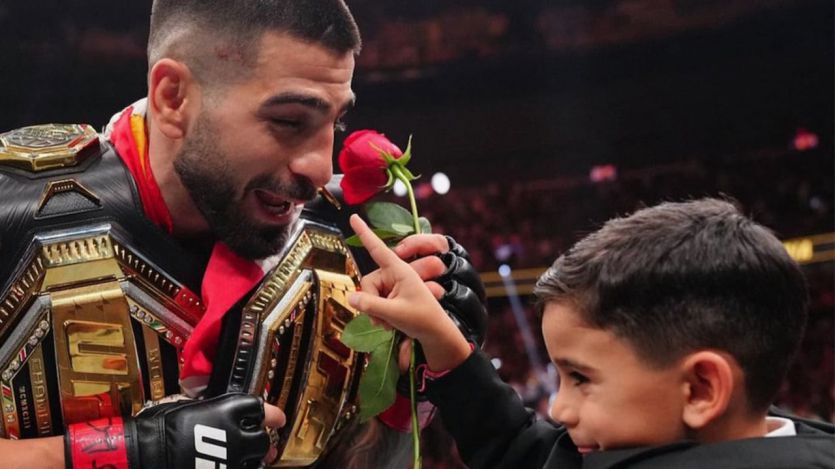 Ilia Topuria, tras un combate, con su hijo