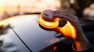 Todo sobre la nueva baliza de la DGT: precio, privacidad, colocación, creadores...