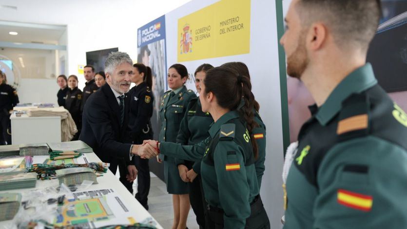 Marlaska saluda a agentes de la Guardia Civil
