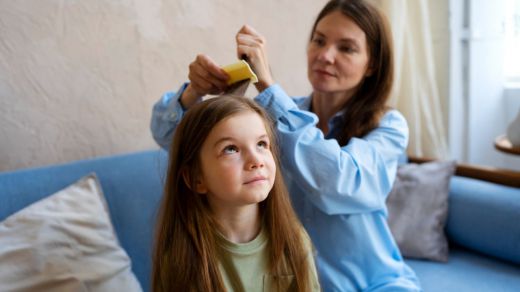 Madre quitando piojos a su hija