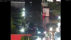 Mazón no llegó andando al Cecopi: un vídeo muestra que lo hizo en dos coches y acompañado de su equipo