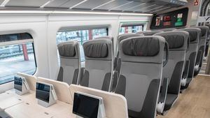 El Gobierno planea que los viajeros vayan de pie en los trenes para abaratar los billetes