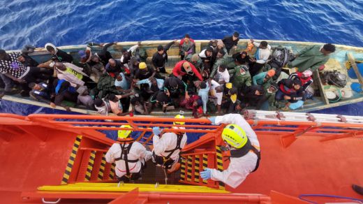 Cayuco rescatado por Salvamento Marítimo