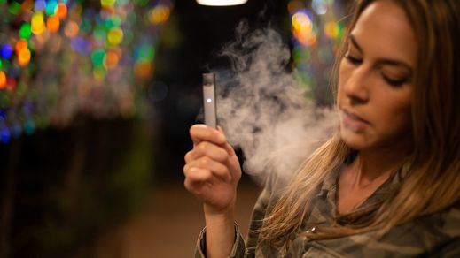 Una mujer vapeando
