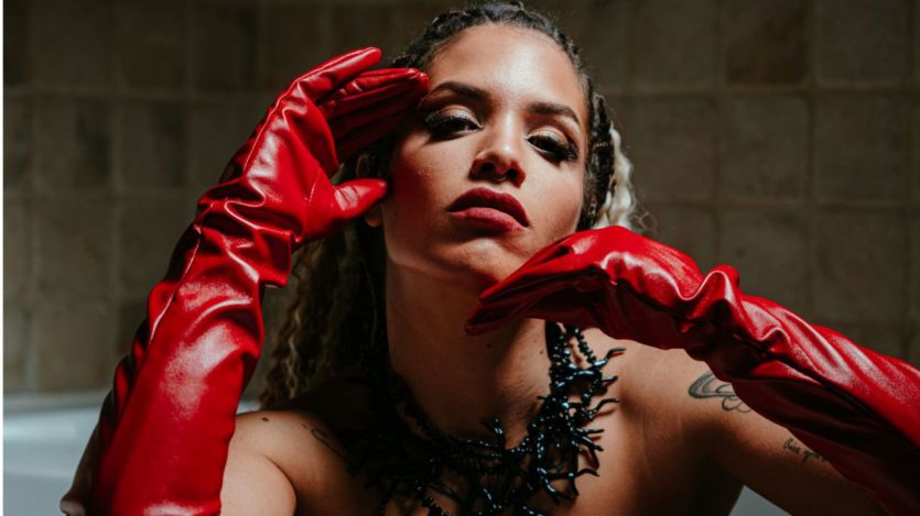 Alba Dreid nos presenta la más innovadora de las propuestas: mezcla de copla, flamenco y folklore andaluz con electrónica y Afro-house