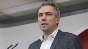 Otro golpe al PSOE en plena crisis los casos de acoso: dimite su senador y dirigente Javier Izquierdo