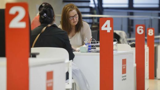 Funcionarios en una oficina de atención al ciudadano