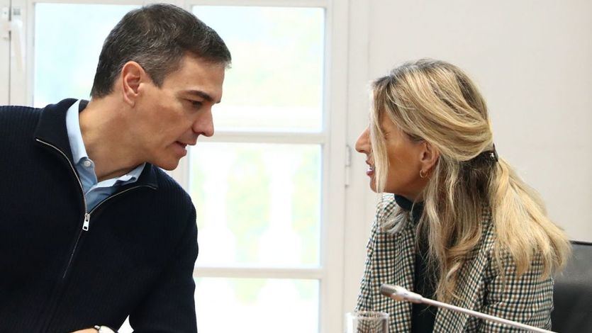 Pedro Sánchez, junto a la vicepresidenta segunda del Gobierno, Yolanda Díaz