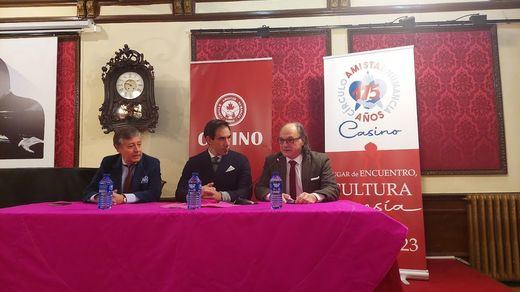 Un momento del acto con el coletudo entre Juan José Hernández (derecha) y Juan Carlos Valero.