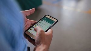 Un usuario con Whatsapp en su móvil