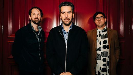 Álex Conde, en medio, con su trío, que forman el pianista, el contrabajista Pablo Martín Caminero (a la izquierda) y el percusionista Michael Olivera.