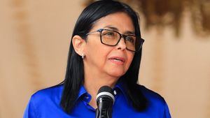 Trump elogia a Delcy Rodríguez tras hablar con ella y antes de recibir a Corina Machado