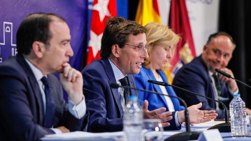 El alcalde de Madrid, José Luis Martínez-Almeida, junto a su equipo de gobierno