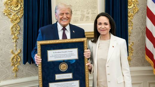 María Corina Machado, ofreciendo a Trump su medalla del Nobel en la Casa Blanca