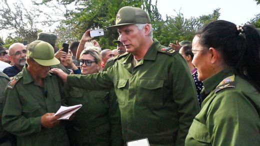 Miguel Díaz-Canel, con militares cubanos