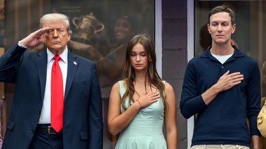 El yerno de Trump, Jared Kushner, en un palco de autoridades, a la derecha