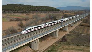 Adif limita también la velocidad a 160 km/h en algunos tramos del AVE Madrid-Valencia