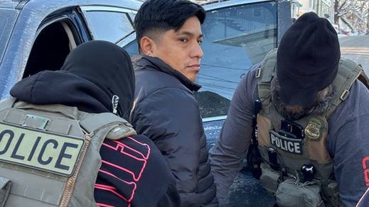Agentes del ICE, arrestando a un inmigrante