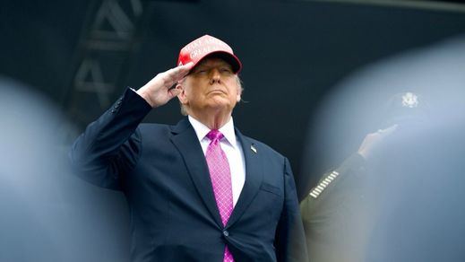 Donald Trump saluda a las tropas