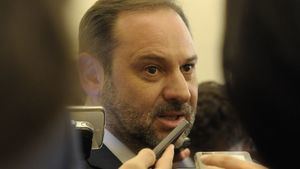 Ábalos deja de resistirse, anuncia que renuncia a su escaño como diputado y el PSOE recuperará un escaño