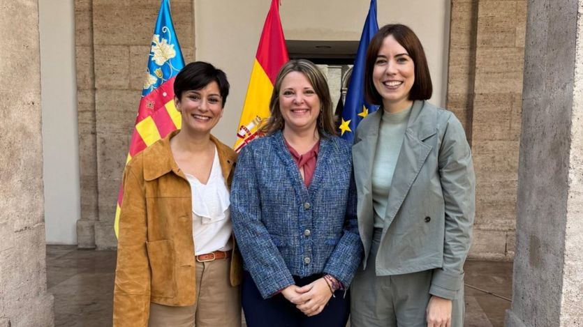 Ana María González Herdaro, alcaldesa de Llaurí, junto a las ministras Rodríguez y Morant