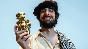 La respuesta del escritor David Uclés a Pérez-Reverte por la polémicas jornadas sobre la Guerra Civil