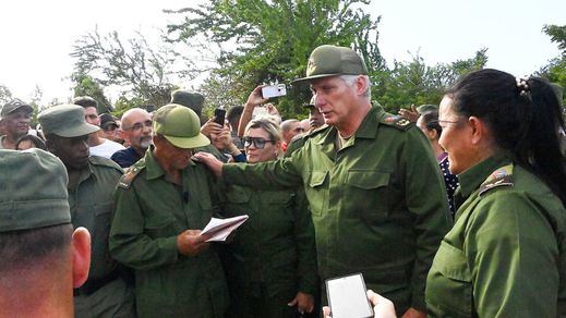 Miguel Díaz-Canel, con militares cubanos