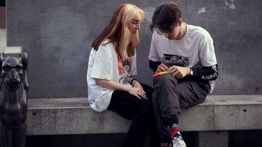 Una pareja de adolescentes