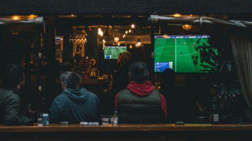 Viendo fútbol en el bar