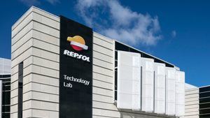 Competencia multa con 20 millones a Repsol por subir precios y la veta para contratos públicos