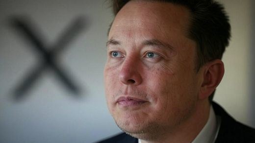 Elon Musk con el logo de X