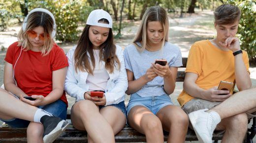 Adolescentes utilizando redes sociales
